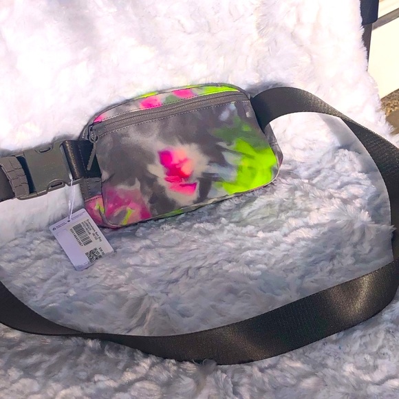Lululemon Everywhere Belt Bag NWT Hyper Dye Multi **LAST ONE** - Picture 8 of 15